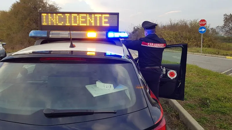 PIOSSASCO - Auto ruote all'aria, ferita una ragazza di 21 anni