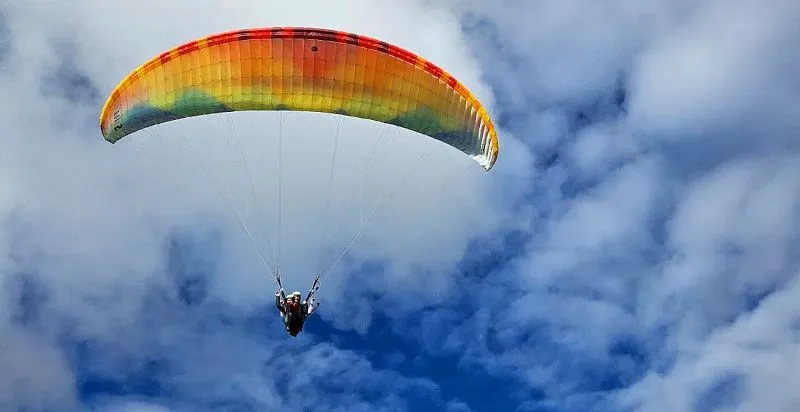 PIOSSASCO - Si schianta in strada subito dopo il decollo col parapendio: pilota illeso