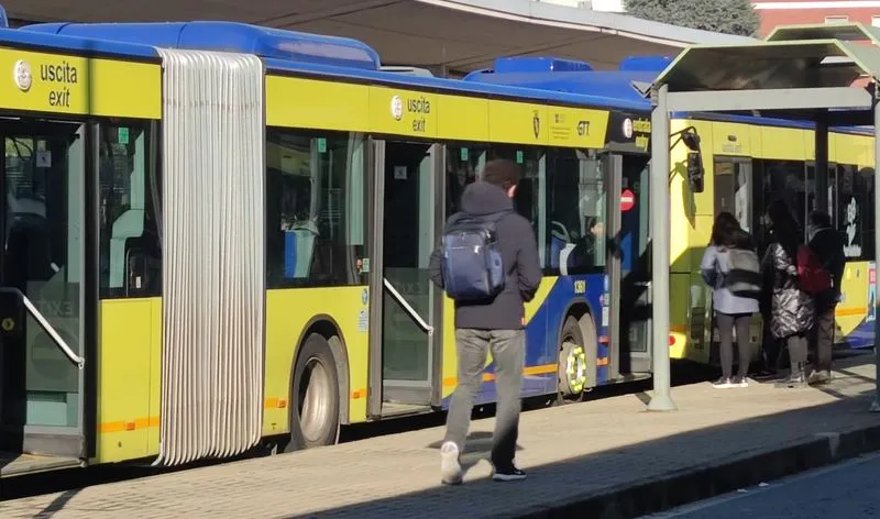 PIOSSASCO - Pullman strapieni, studenti e pendolari costretti a rimanere a piedi