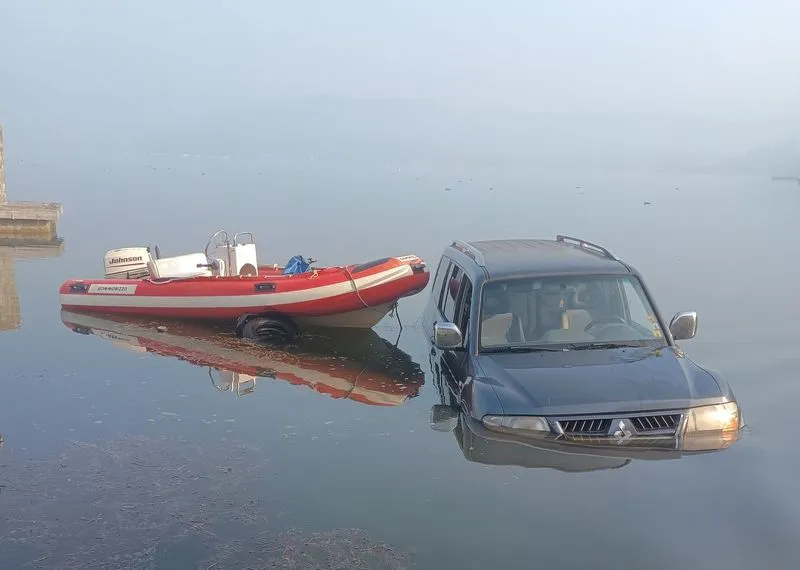 IVREA - Disavventura per un 56enne al lago di Viverone: l'auto finisce in acqua durante la prova motore