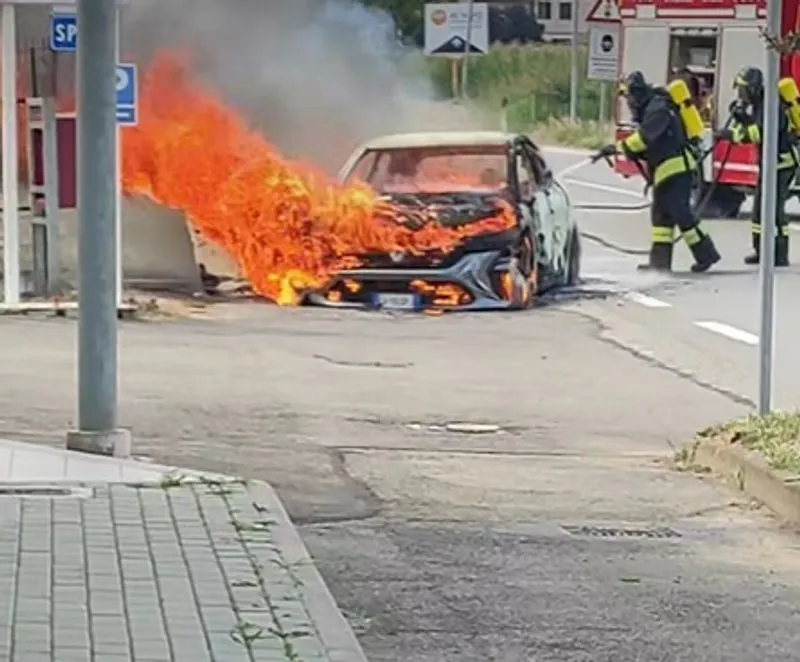 POIRINO - Auto prende fuoco durante la marcia: conducente in salvo, vettura distrutta