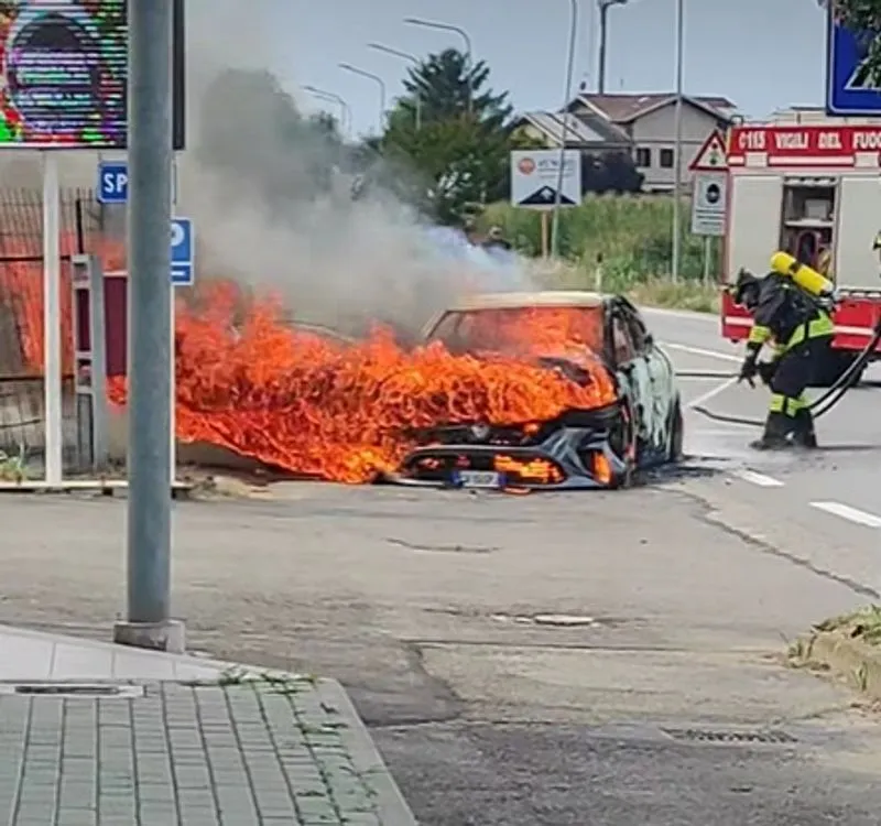 POIRINO - Auto prende fuoco durante la marcia: conducente in salvo, vettura distrutta