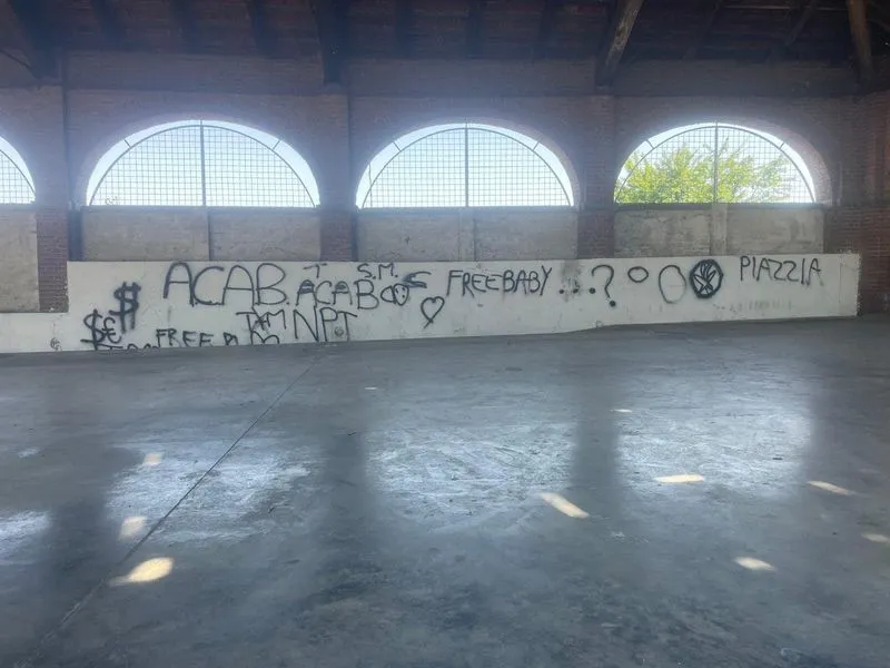 POIRINO - Giovani vandalizzano la Tettoia di piazza Morioni, il sindaco: «Basta tolleranza»