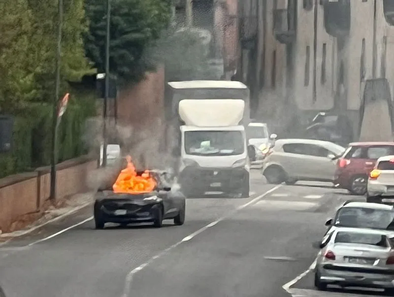 POIRINO - Auto prende fuoco durante la marcia, paura in via Indipendenza