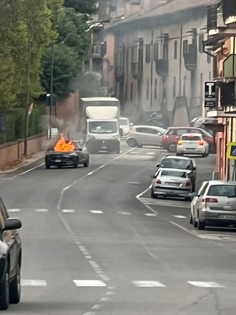 POIRINO - Auto prende fuoco durante la marcia, paura in via Indipendenza