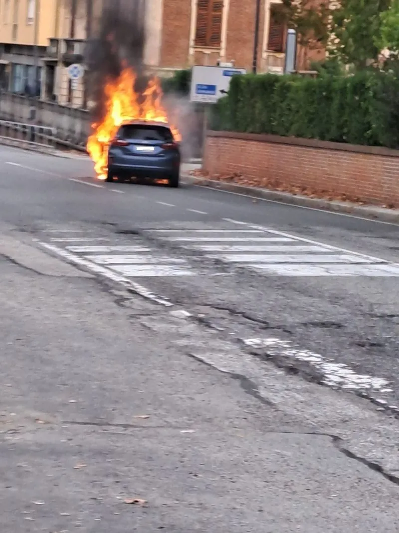 POIRINO - Auto prende fuoco durante la marcia, paura in via Indipendenza