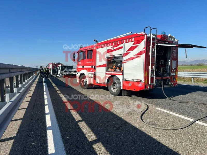 SCHIANTO SULLA TORINO-PIACENZA - Tir contro furgone, un ferito - FOTO