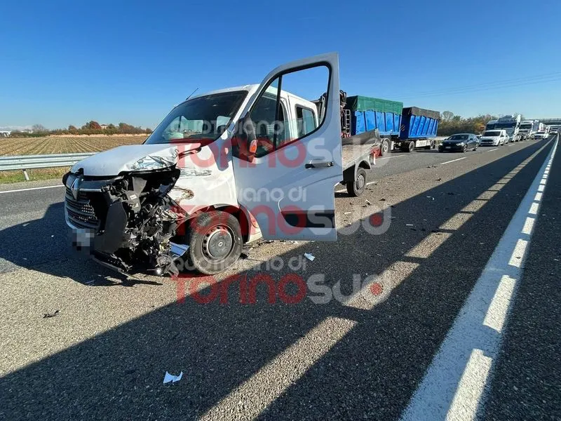 SCHIANTO SULLA TORINO-PIACENZA - Tir contro furgone, un ferito - FOTO