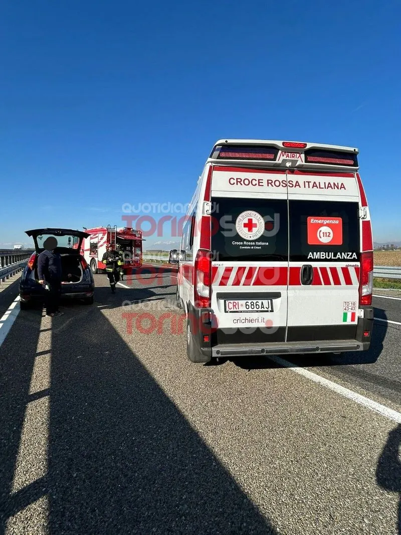 SCHIANTO SULLA TORINO-PIACENZA - Tir contro furgone, un ferito - FOTO