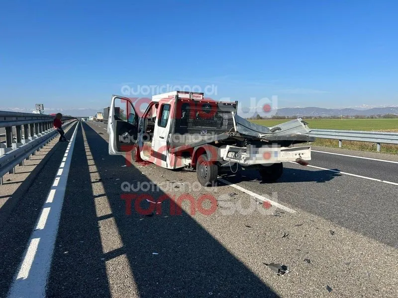 SCHIANTO SULLA TORINO-PIACENZA - Tir contro furgone, un ferito - FOTO