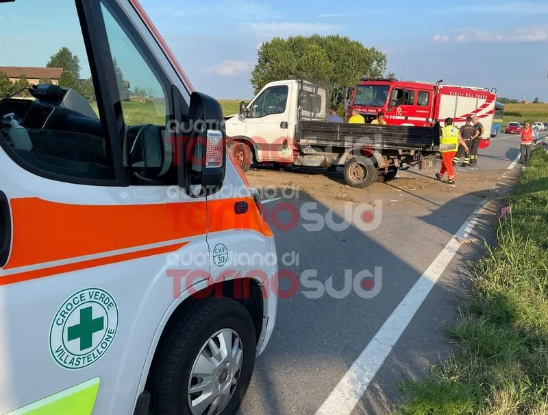 POIRINO - Brutto incidente sull'ex statale: furgone ribaltato in mezzo alla strada, due feriti in ospedale