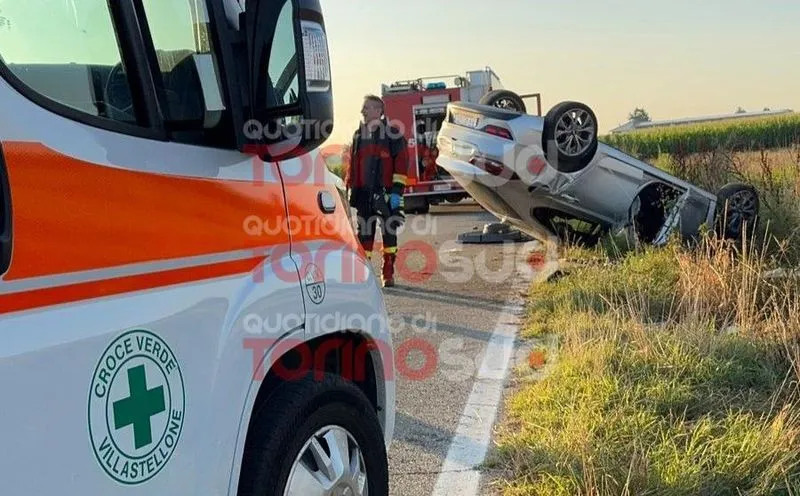 POIRINO - Si ribalta nel fosso per evitare l'impatto con un animale sulla strada: automobilista ferito trasportato in ospedale