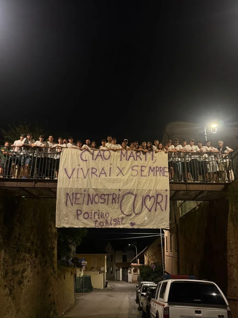 POIRINO - Lanterne colorate, musica e un maxi striscione: l'addio degli amici alla 22enne Martina