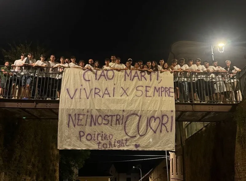 POIRINO - Lanterne colorate, musica e un maxi striscione: l'addio degli amici alla 22enne Martina