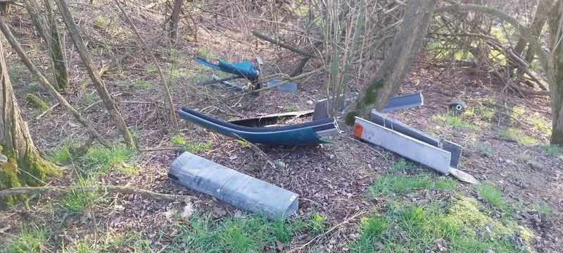POIRINO - Pezzi di auto, sacchi dell'immondizia e rifiuti di ogni tipo abbandonati in mezzo ai prati - FOTO