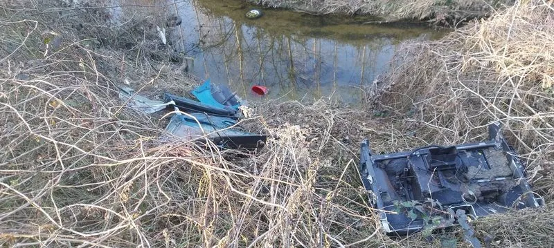 POIRINO - Pezzi di auto, sacchi dell'immondizia e rifiuti di ogni tipo abbandonati in mezzo ai prati - FOTO