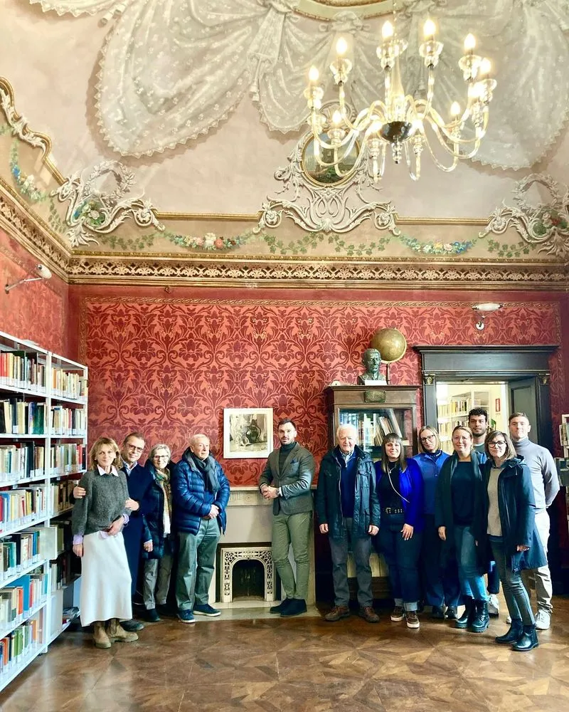 POIRINO - Un quadro di Marina Musso esposto nella sala Rossa della biblioteca - FOTO