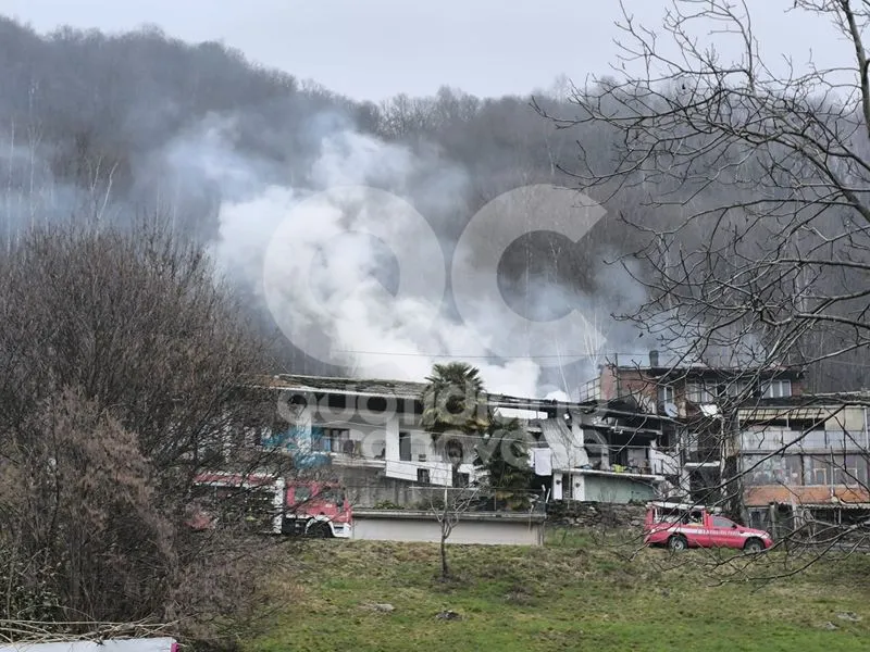 PONT CANAVESE - Casa devastata da un incendio, nel cuore della notte, in strada Navetta - FOTO