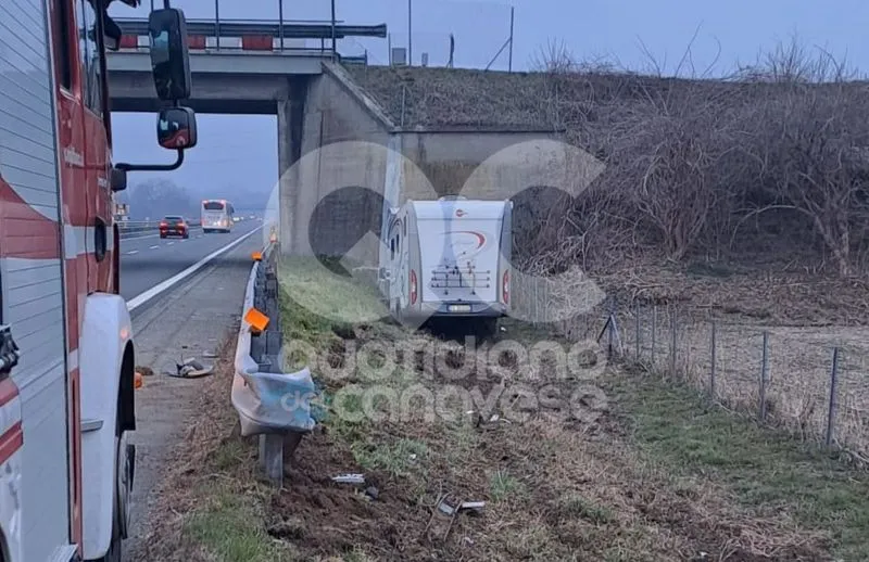 INCIDENTE SULL'AUTOSTRADA - Camper schiantato fuori strada all'altezza di Quassolo - FOTO