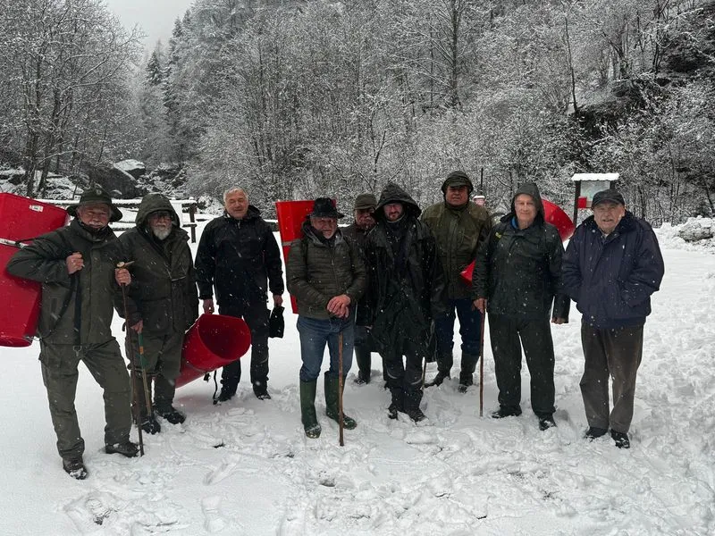 PESCA - A Ribordone le temperature non hanno fermato i pescatori: ripopolato il rio Bordone