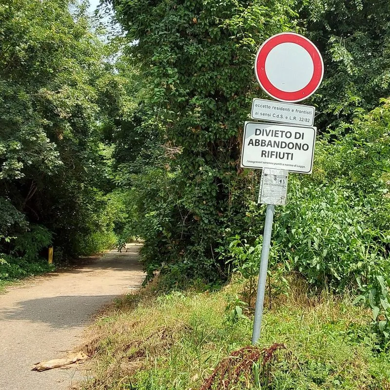 RIVALTA - Abbandona calcinacci, cemento e spazzatura sul ciglio della strada: beccato dalla polizia locale - FOTO