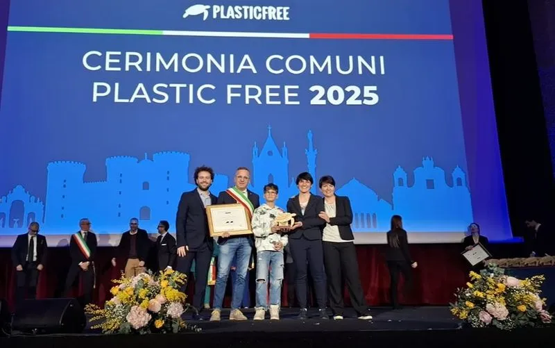 RIVALTA - Il Comune è ufficialmente «Plastic Free»: la premiazione al teatro Mediterraneo di Napoli - FOTO