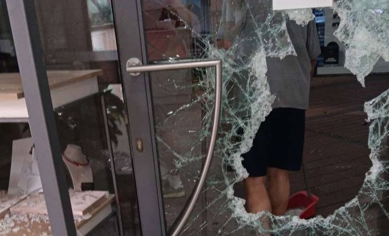 RIVALTA - Vetrina abbattuta a martellate e gioielleria svaligiata: ladri in fuga con il bottino