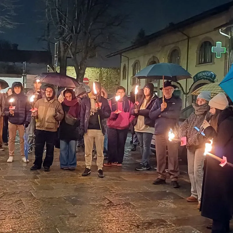 RIVALTA - La  fiaccolata della memoria batte anche la pioggia - FOTO
