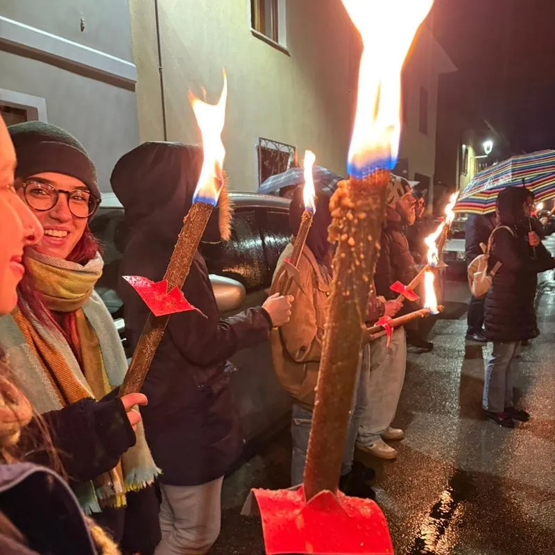 RIVALTA - La  fiaccolata della memoria batte anche la pioggia - FOTO
