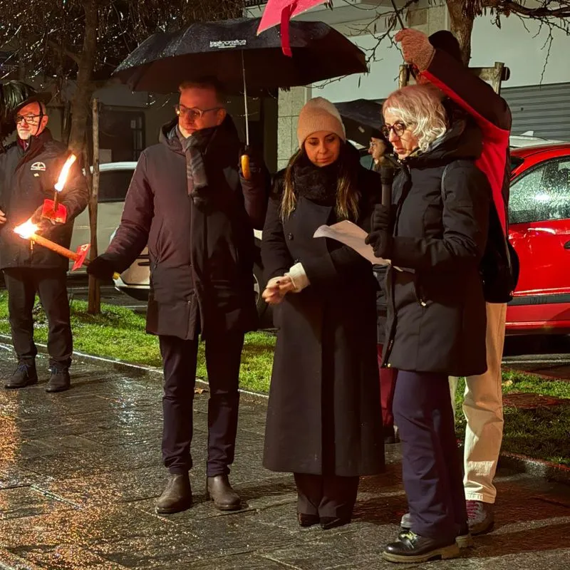 RIVALTA - La  fiaccolata della memoria batte anche la pioggia - FOTO