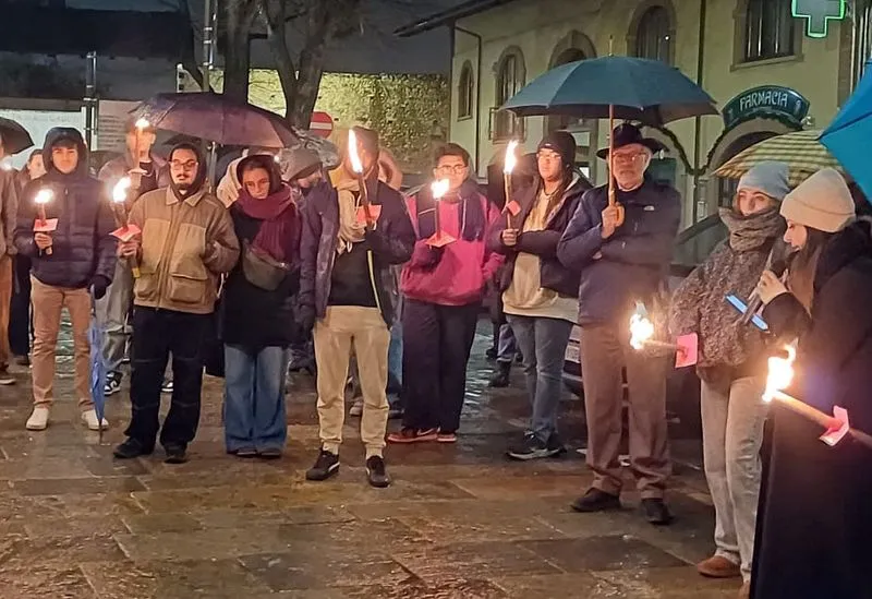 RIVALTA - La  fiaccolata della memoria batte anche la pioggia - FOTO