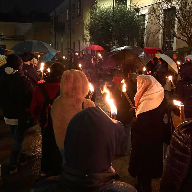 RIVALTA - La  fiaccolata della memoria batte anche la pioggia - FOTO