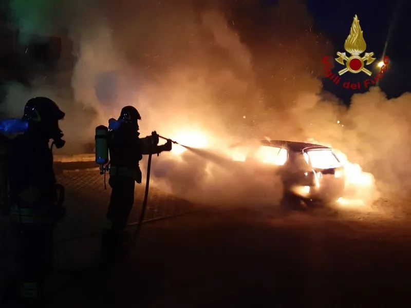DRAMMA A RIVALTA - Muore carbonizzato nell'incendio dell'auto: inutili tutti i soccorsi