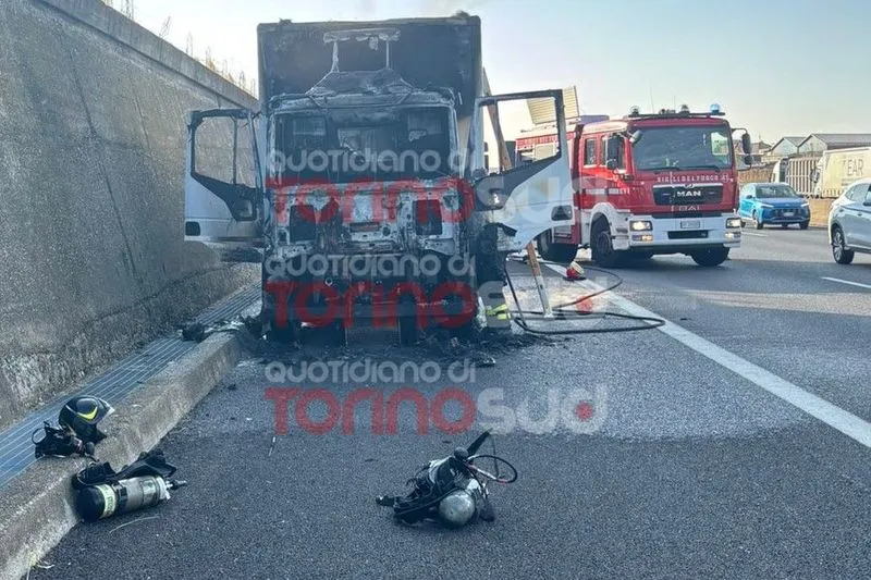 TANGENZIALE TORINO - Furgone prende fuoco durante la marcia al Sito, traffico in tilt e lunghe code - FOTO