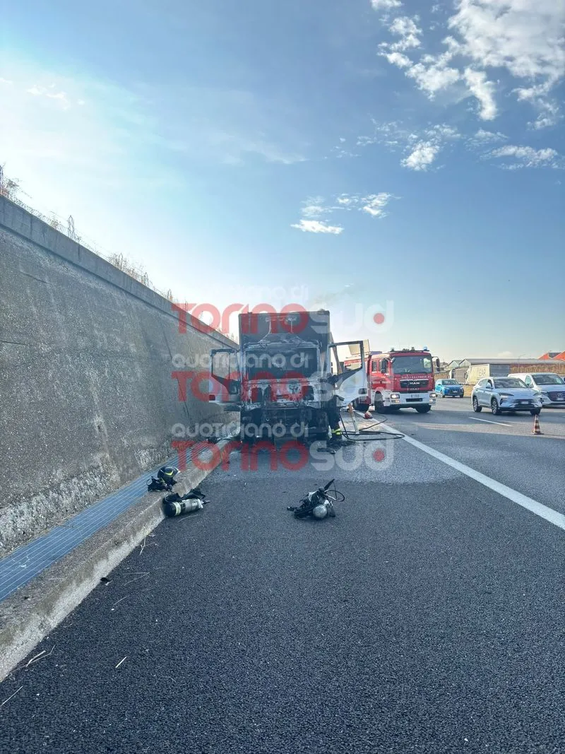 TANGENZIALE TORINO - Furgone prende fuoco durante la marcia al Sito, traffico in tilt e lunghe code - FOTO
