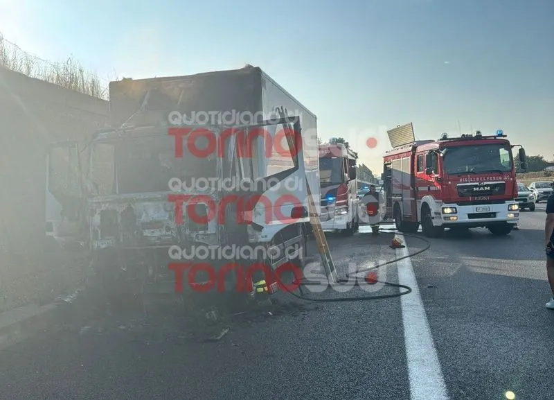 TANGENZIALE TORINO - Furgone prende fuoco durante la marcia al Sito, traffico in tilt e lunghe code - FOTO