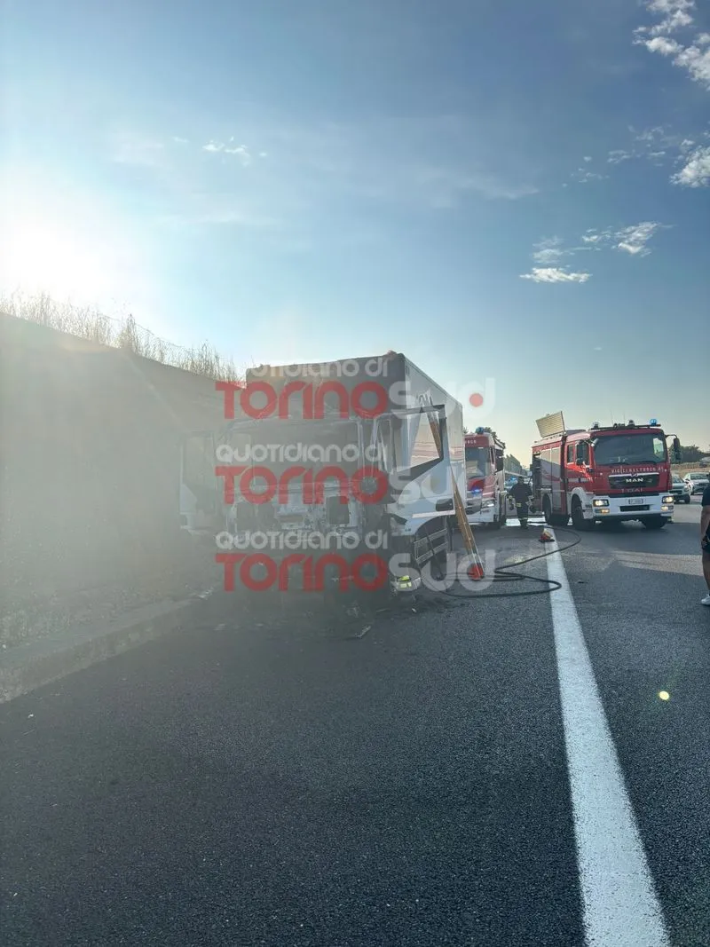 TANGENZIALE TORINO - Furgone prende fuoco durante la marcia al Sito, traffico in tilt e lunghe code - FOTO