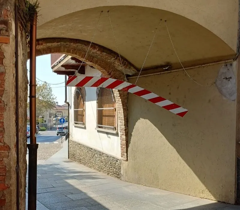 RIVALTA - Automezzo contro l'Arco del Rivellino: il Comune corre ai ripari con un semaforo