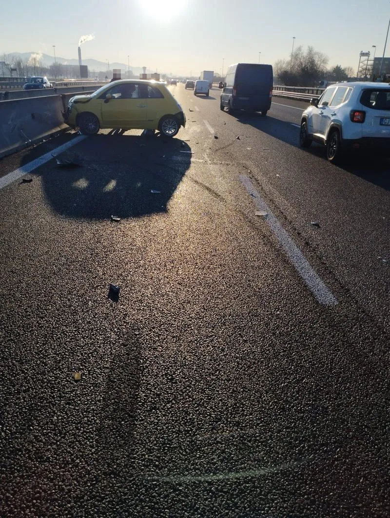 TANGENZIALE TORINO - Si scontrano tre auto all'altezza di Rivalta, traffico in tilt e code in entrambe le direzioni - FOTO