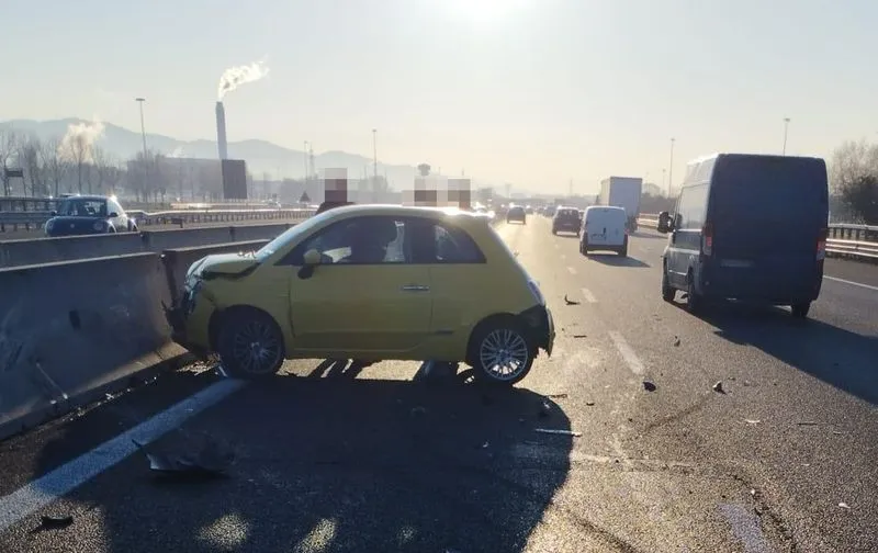 TANGENZIALE TORINO - Si scontrano tre auto all'altezza di Rivalta, traffico in tilt e code in entrambe le direzioni - FOTO