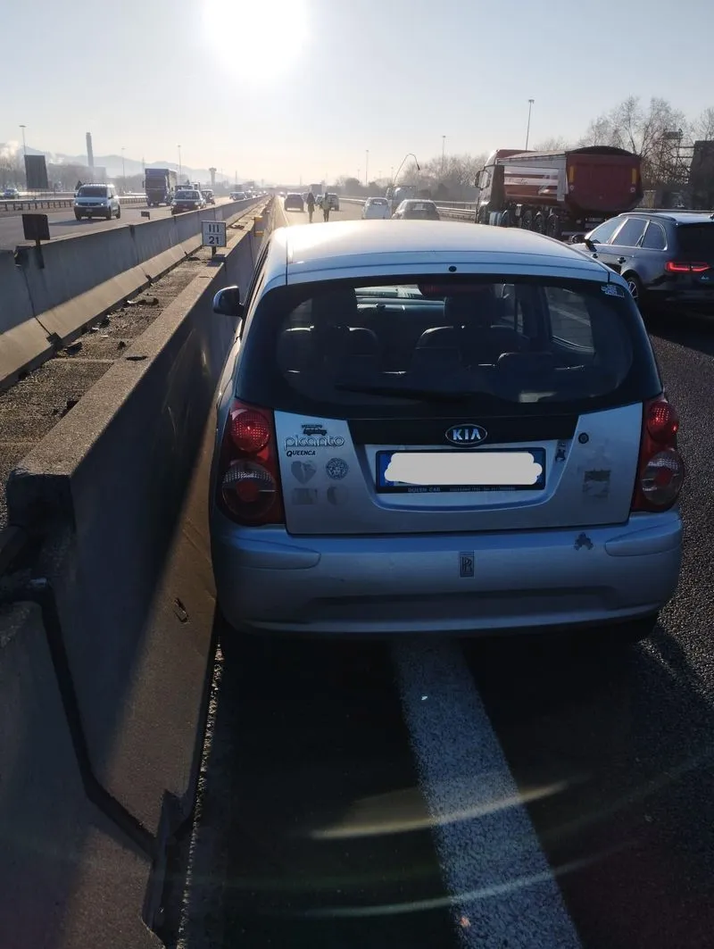 TANGENZIALE TORINO - Si scontrano tre auto all'altezza di Rivalta, traffico in tilt e code in entrambe le direzioni - FOTO