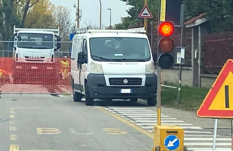 RIVALTA - Basta blackout al Villaggio Sangone, al via i lavori per la posa di un nuovo cavo elettrico