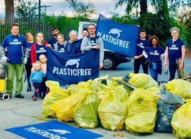 RIVALTA - Volontari Plastic Free raccolgono più di 50 sacchi pieni di rifiuti - FOTO