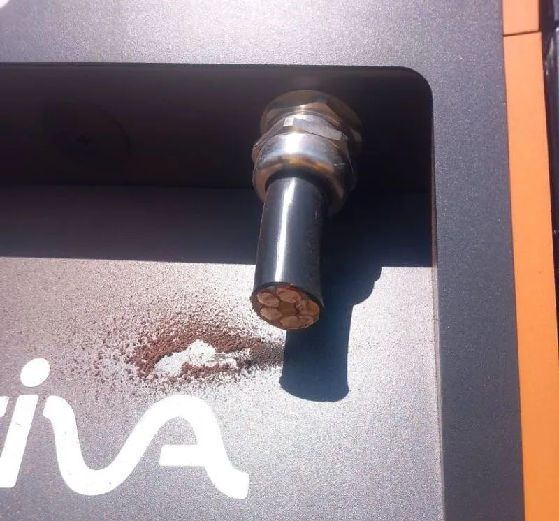 RIVALTA - Nuovo raid dei ladri di rame: razziate le colonnine di ricarica delle auto elettriche - FOTO