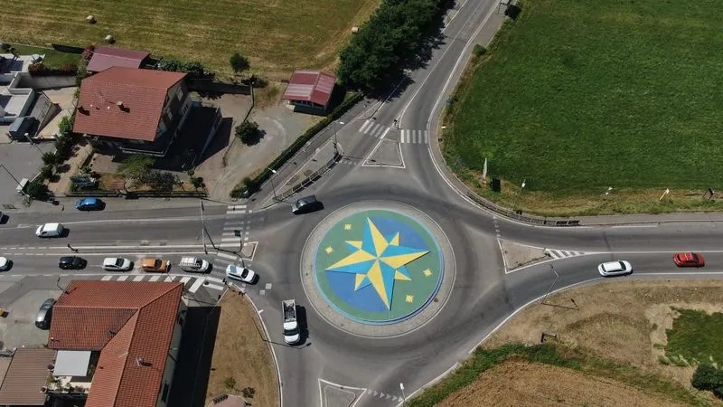 RIVALTA - La rotonda all'ingresso della città trasformata in una maxi bussola artistica - FOTO