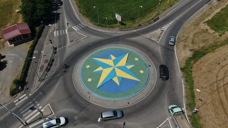 RIVALTA - La rotonda all'ingresso della città trasformata in una maxi bussola artistica - FOTO