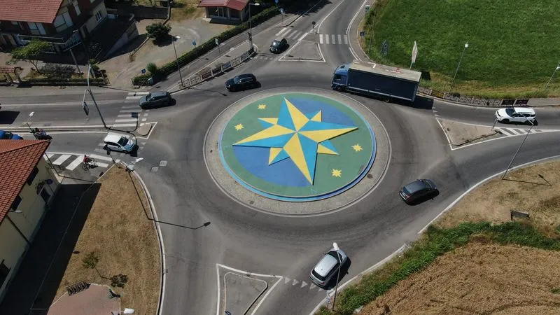 RIVALTA - La rotonda all'ingresso della città trasformata in una maxi bussola artistica - FOTO