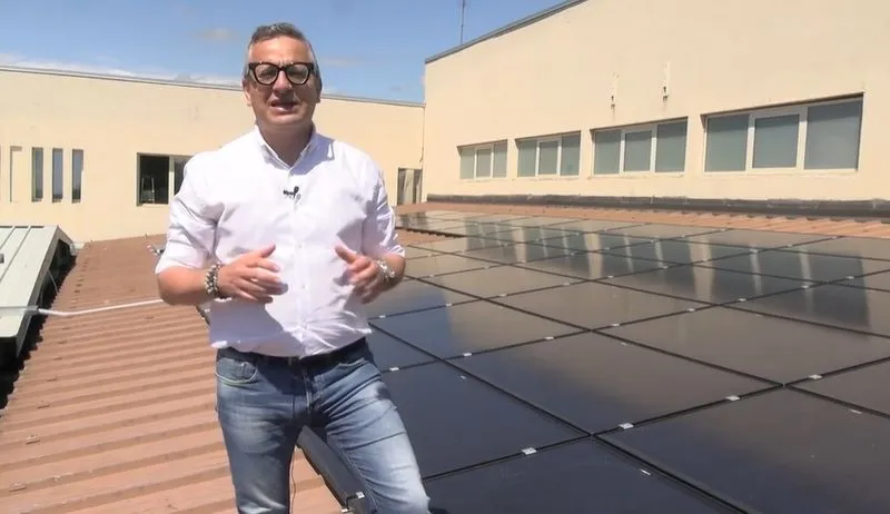 RIVALTA - La scuola Calvino green: installati 104 pannelli fotovoltaici sul tetto