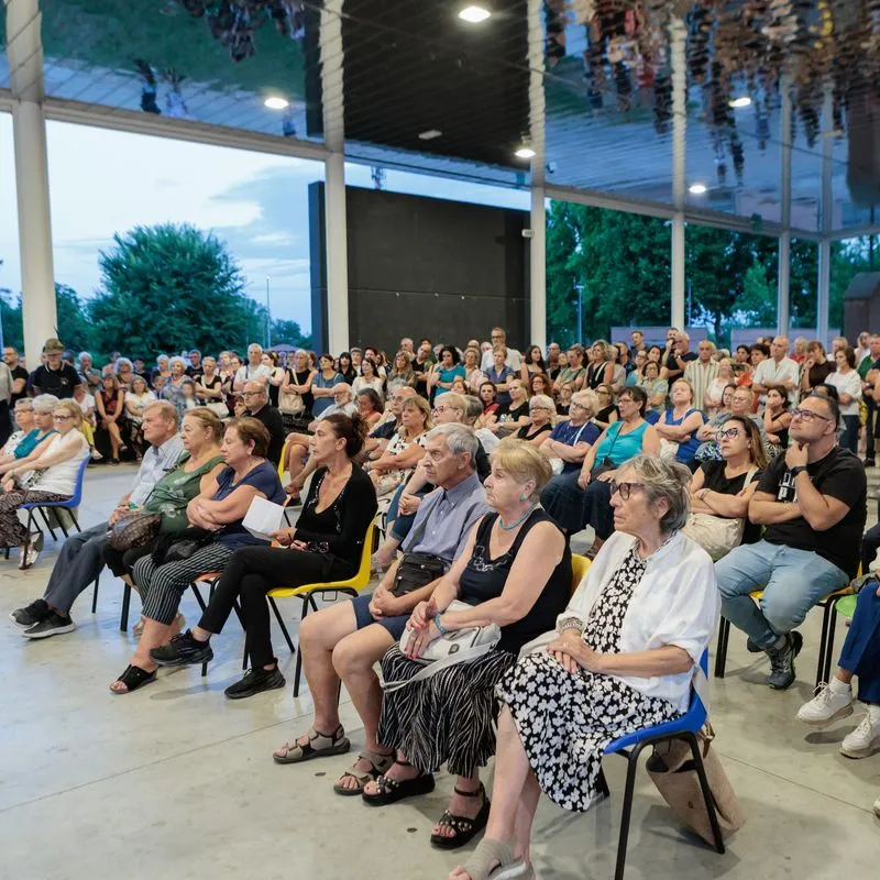 RIVALTA - A centinaia in piazza per Susy, il sindaco: «Da questa immane tragedia rinasca un nuovo senso di comunità» - FOTO