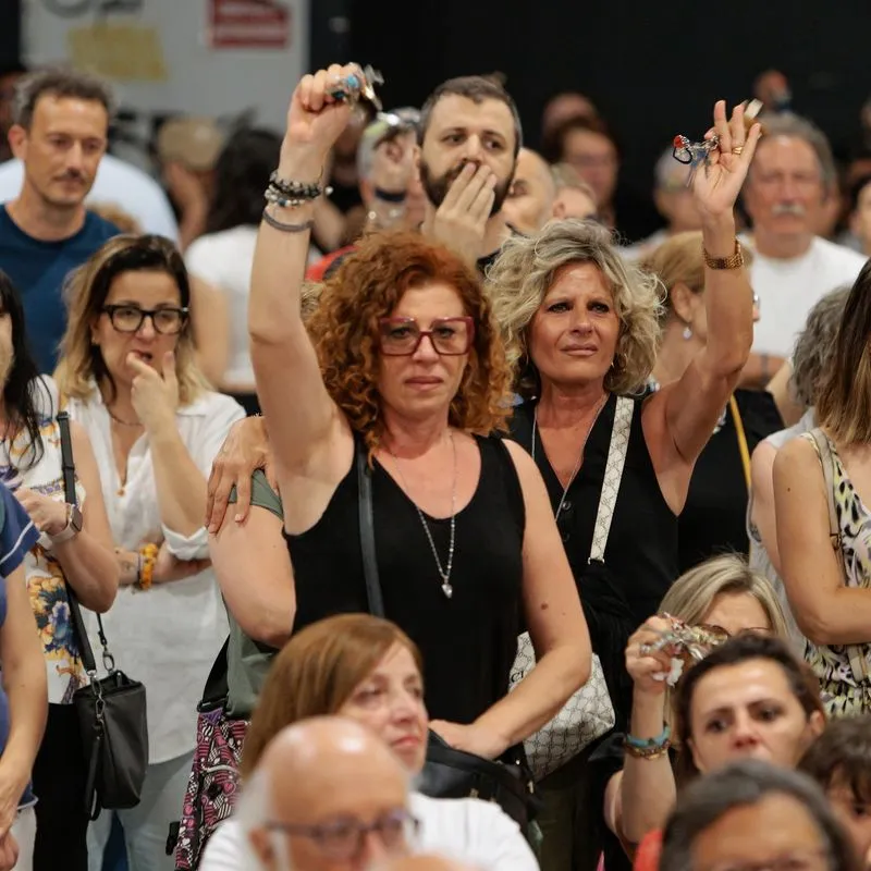 RIVALTA - A centinaia in piazza per Susy, il sindaco: «Da questa immane tragedia rinasca un nuovo senso di comunità» - FOTO